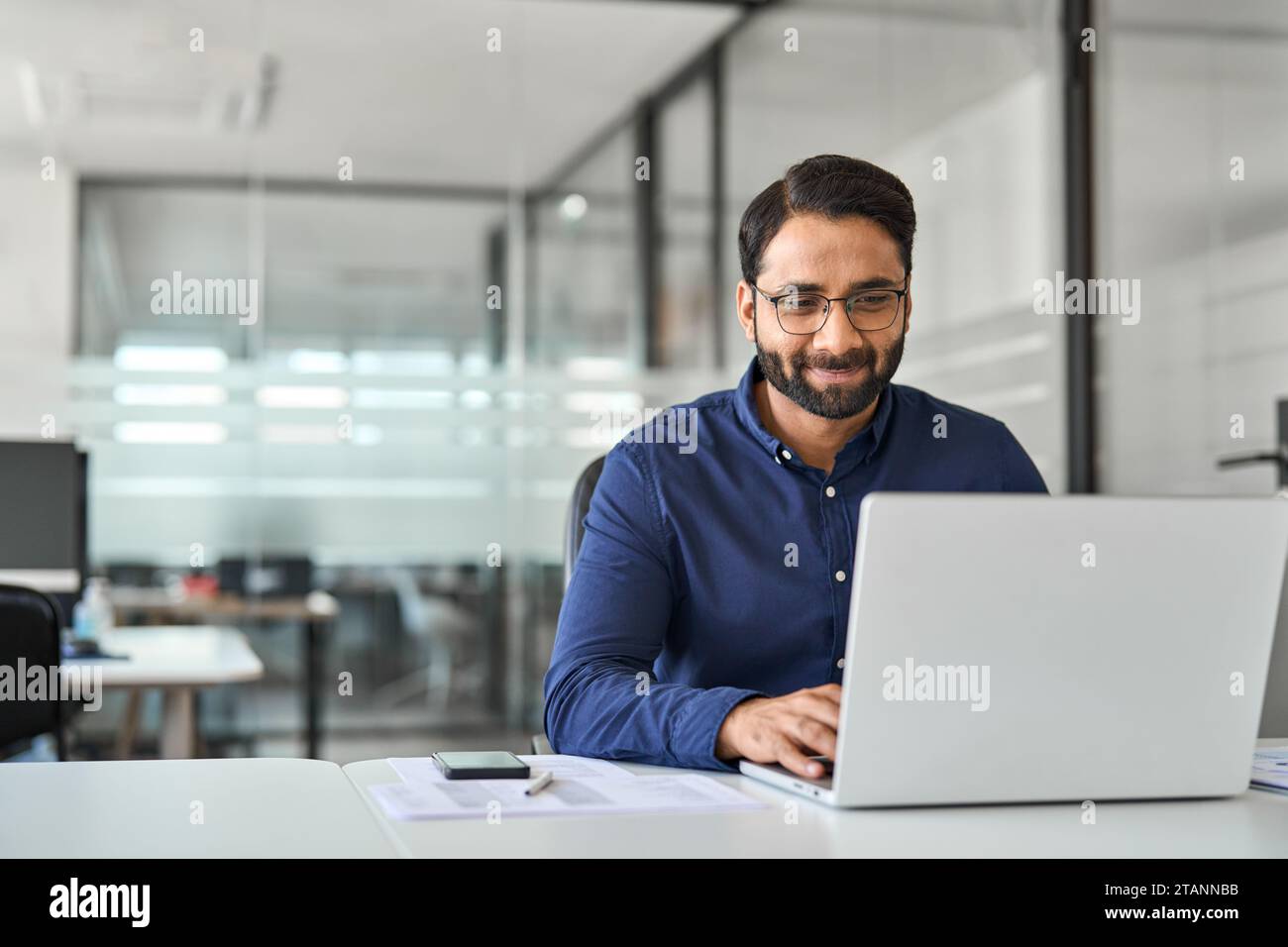 Geschäftlicher Geschäftsmann Firmenmitarbeiter mit Laptop, der im Büro arbeitet. Stockfoto