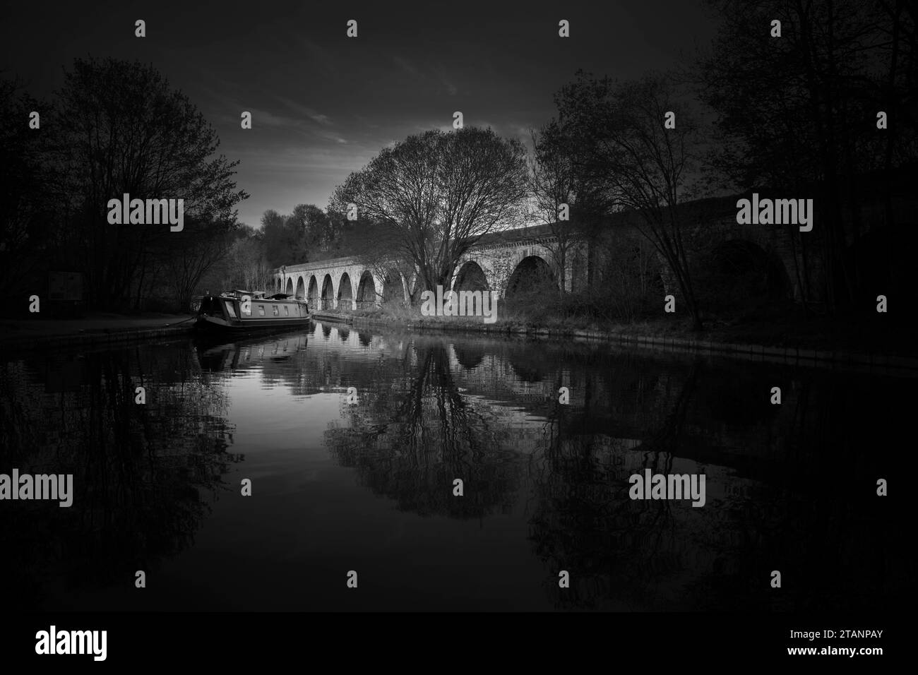 Chirk Aquädukt und Viadukt am Llangollen-Kanal, an der Grenze zu England und Wales. Mit einem Schiff Narrowboot vertäut Stockfoto