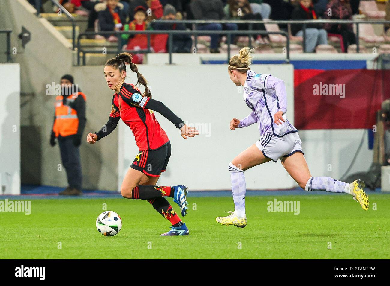 Leuven, Belgien. Dezember 2023. Die Belgierin Amber Tysiak (4) und die schottische Martha Thomas (20), die während eines Spiels zwischen der belgischen Frauennationalmannschaft, den Red Flames, und der schottischen Frauennationalmannschaft, Spiel 5/6 im UEFA Women's Nations League-Wettbewerb 2023-24, am Freitag, den 1. Dezember 2023 in Leuven, Belgien, gezeigt wurde. FOTO: SEVIL OKTEM | Credit: Sportpix/Alamy Live News Stockfoto