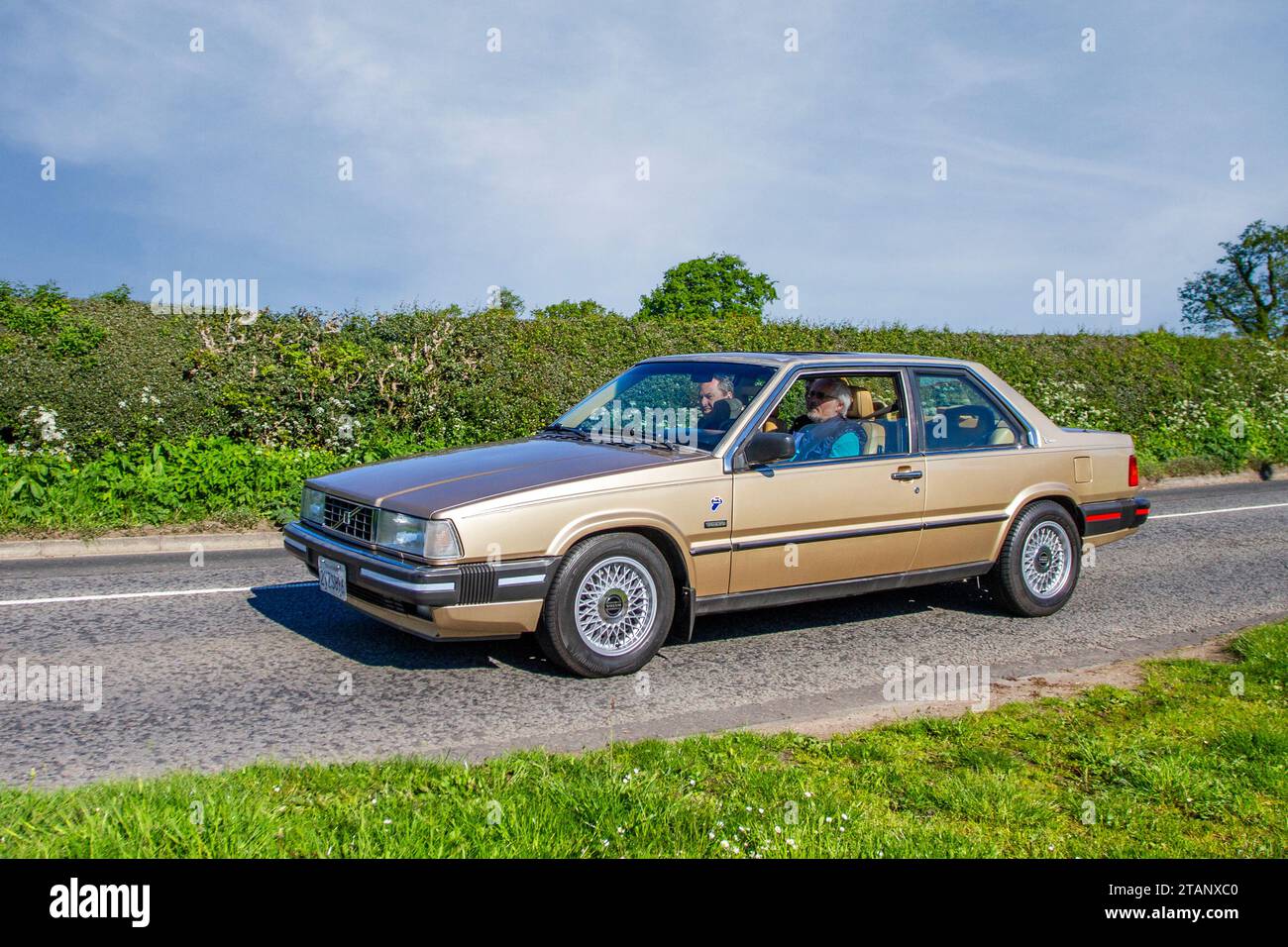 1990 90er Jahre California Volvo 780 Bertone 2,3-Liter Coupé. Champagner-Vierzylinder, Turboaufladung, 4-Gang-Automatikgetriebe, Hinterradantrieb; Vintage, restaurierte klassische Motoren, Autosammler, Autofahrer, historische Veteranenautos, die in Cheshire, Großbritannien, unterwegs sind Stockfoto