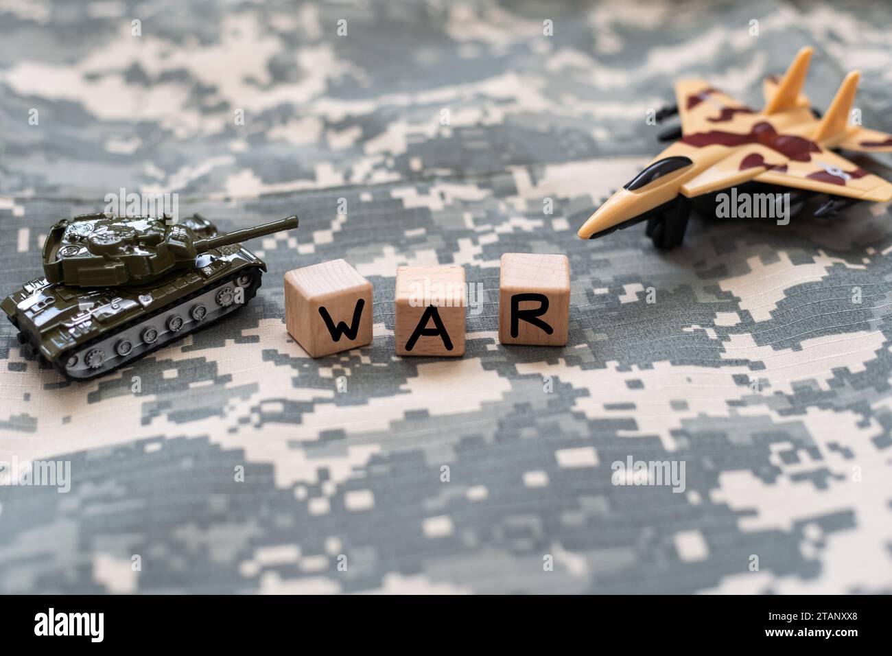 Das Wort Krieg aus Holzwürfeln Stockfoto