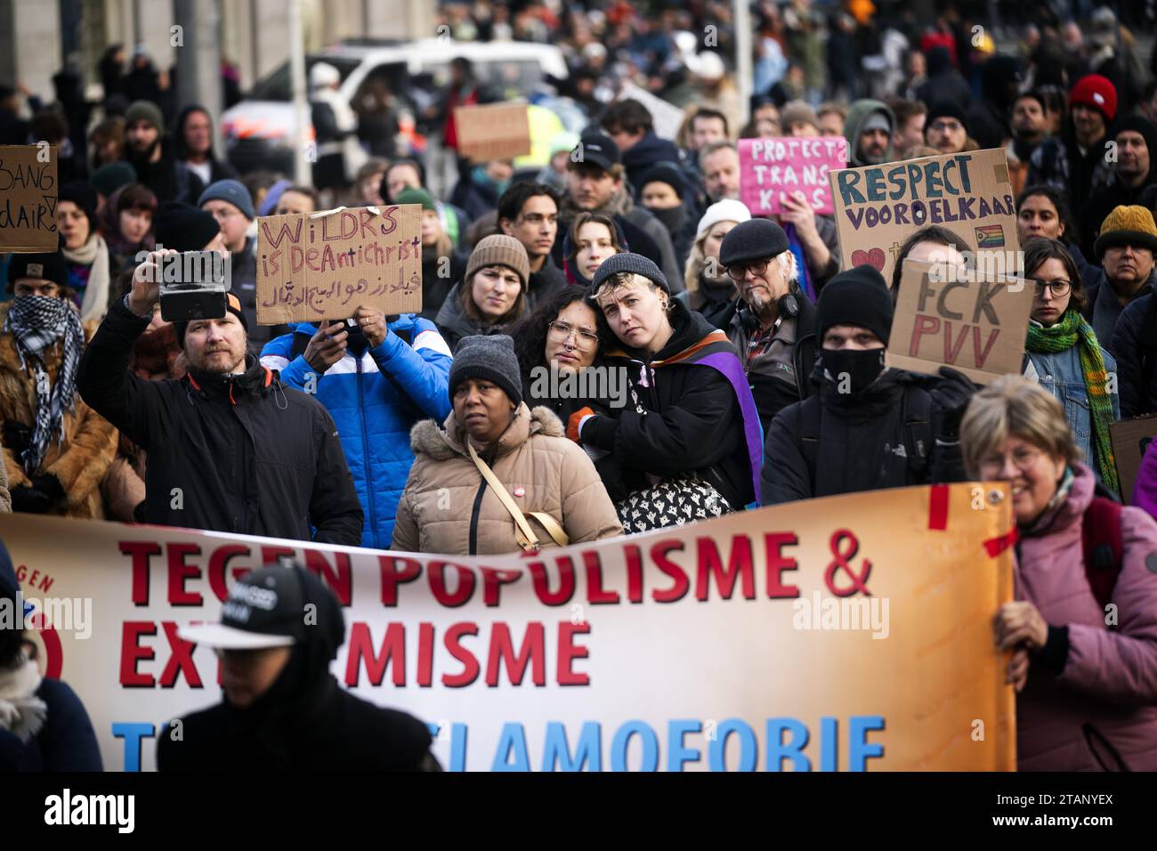 AMSTERDAM - das Kollektiv gegen Islamophobie und Diskriminierung zusammen mit anderen Organisationen während einer Demonstration auf dem Dam-Platz gegen den PVV-Führer Geert Wilders. Unter der Überschrift "nicht mein Premierminister" sagen die Demonstranten, sie wollen ihre Unterstützung für Religionsfreiheit, Menschenrechte, Klimagerechtigkeit, internationale Solidarität und Demokratie zum Ausdruck bringen. ANP JEROEN JUMELET niederlande Out - belgien Out Credit: ANP/Alamy Live News Stockfoto