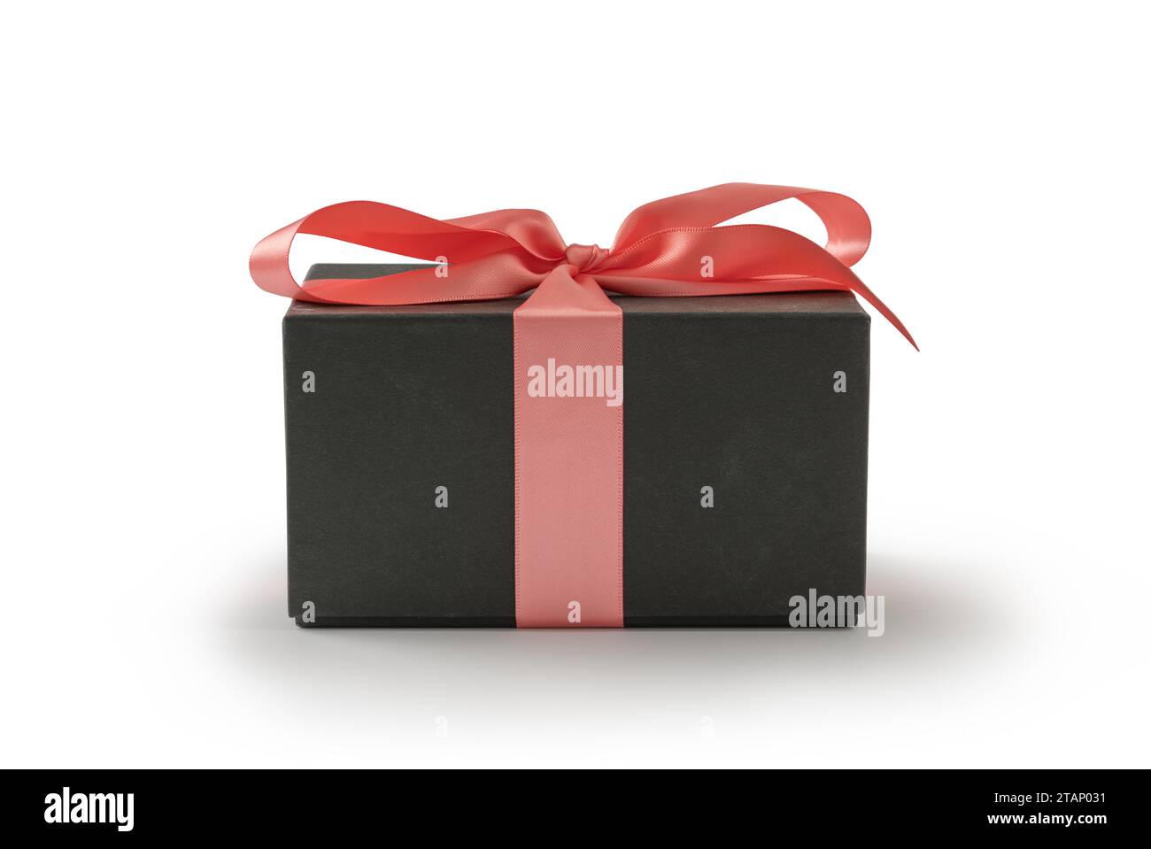 Schwarze Geschenkbox mit Rosenband isoliert auf weißem Hintergrund Stockfoto