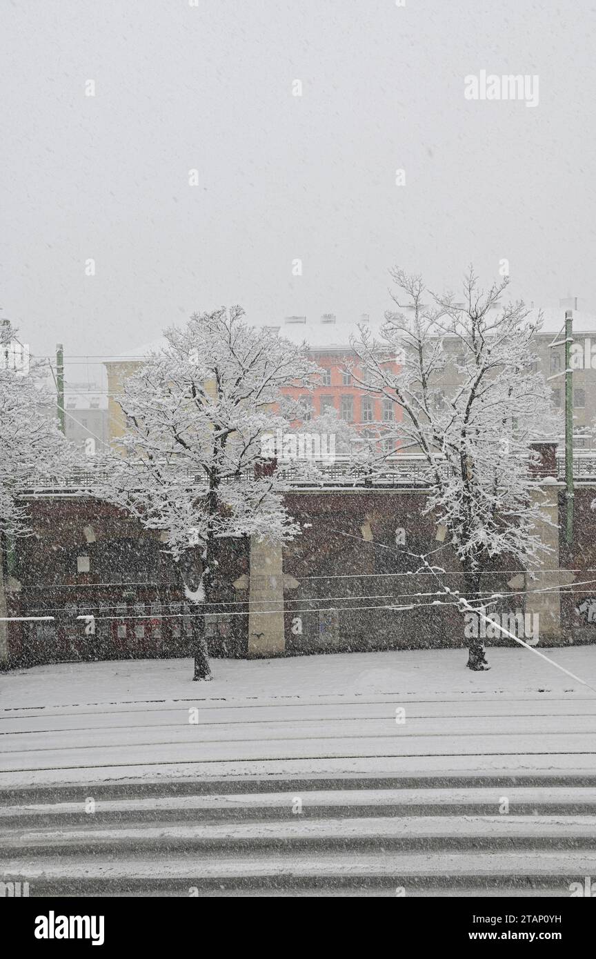 Wien, Österreich. Dezember 2023. Der erste starke Schneefall in Wien. Quelle: Franz Perc/Alamy Live News Stockfoto