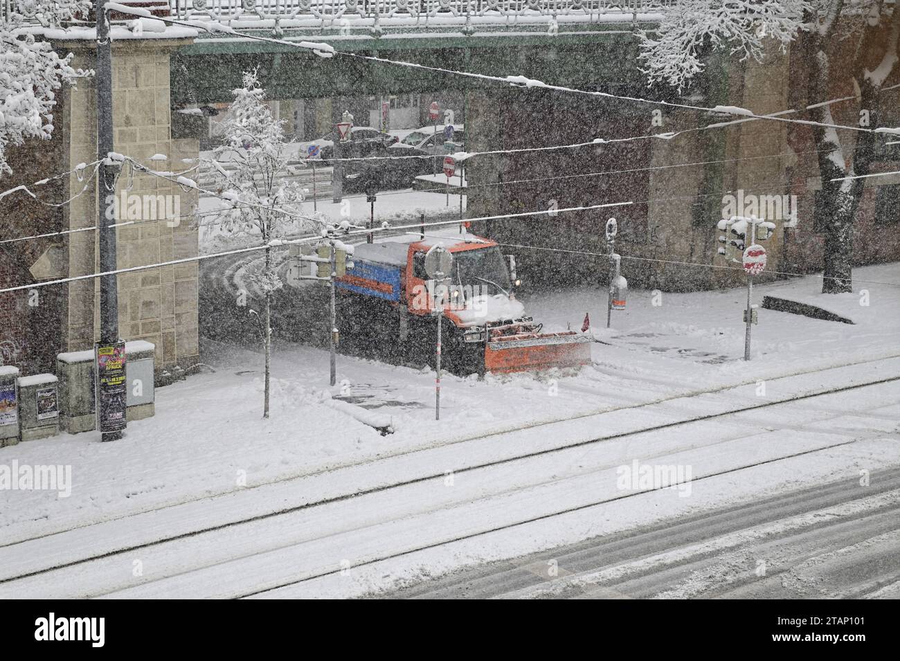 Wien, Österreich. Dezember 2023. Der erste starke Schneefall in Wien. Quelle: Franz Perc/Alamy Live News Stockfoto