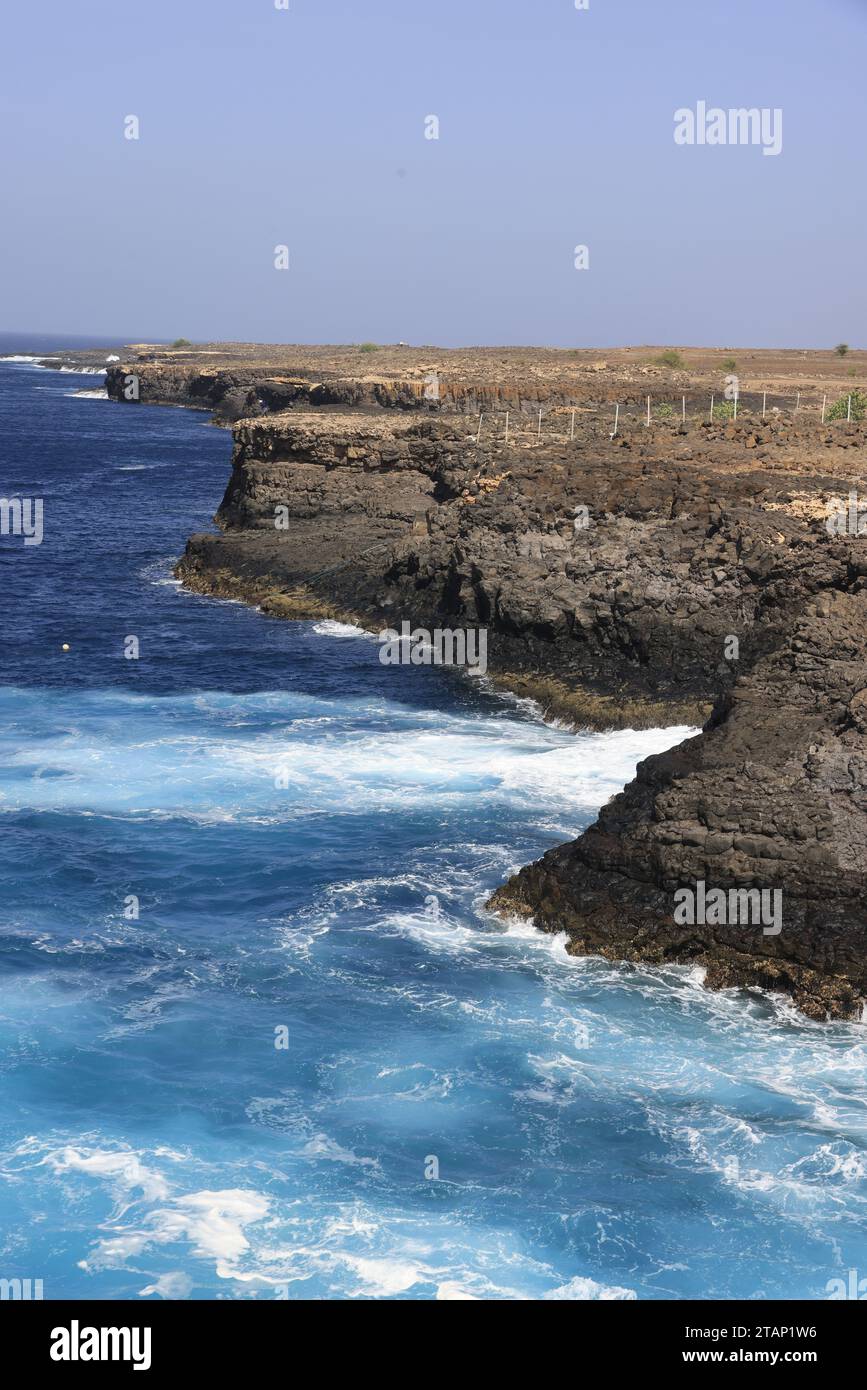 Die Küste von Buracona, das Blue Eye oder Olho Azul auf der Insel Sal, Kap Verde, Afrika Stockfoto