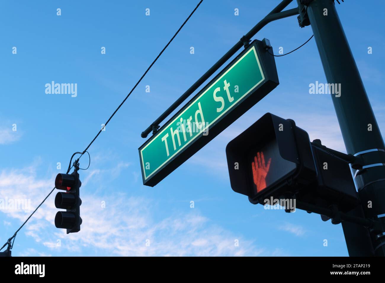 Third St Street Schild, Kreuzungsschild und Ampel Stockfoto