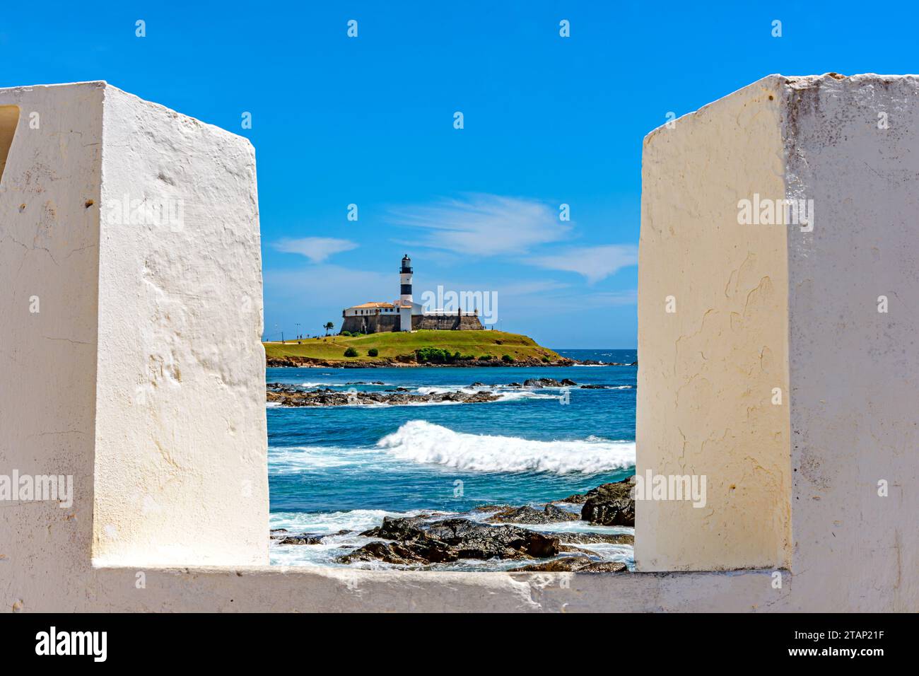 Berühmter Leuchtturm von Barra an der Küste der Stadt Salvador in Bahia zwischen den Mauern des Santa Maria Forts Stockfoto