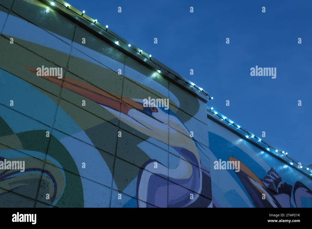 Detail des Ecology Triptychon Wandgemäldes und Weihnachtslichter in einem Gebäude in Rochester Michigan USA Stockfoto