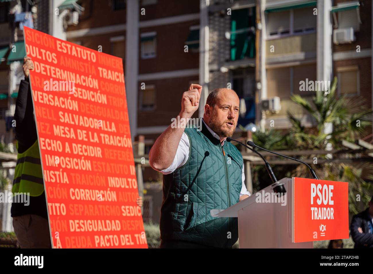 Cornella de Llobregat, Barcelona, Spanien. Dezember 2023. Ignacio Garriga leitet die VOX-Veranstaltung unter dem Motto "Verräter PSOE" gegen die Amnestie und gegen die Regierung von Pedro SÃ¡nchez, gegen die Amnestie und die katalanischen nationalistischen Parteien. (Kreditbild: © Marc Asensio Clupes/ZUMA Press Wire) NUR REDAKTIONELLE VERWENDUNG! Nicht für kommerzielle ZWECKE! Stockfoto