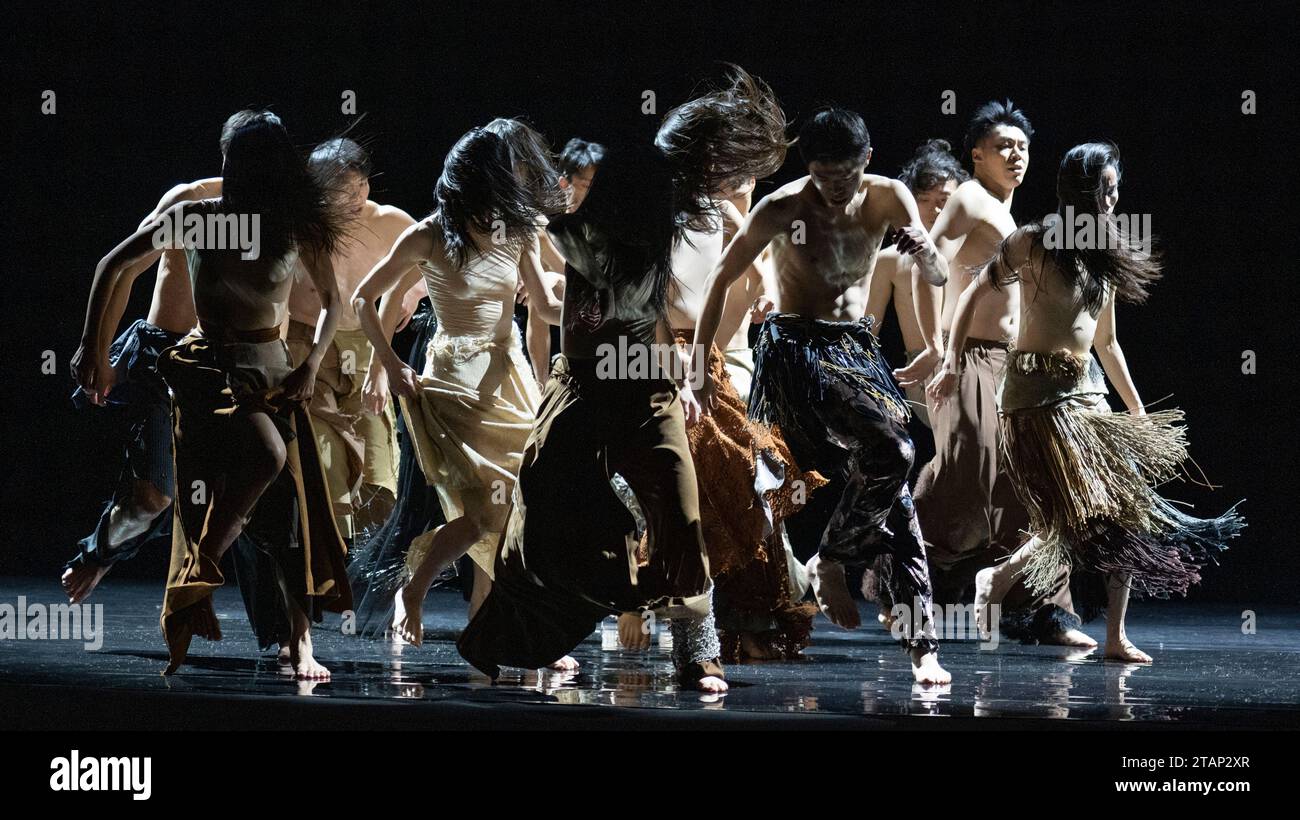 London, Großbritannien. November 2023. Cloud Gate Dance Theatre of Taiwan präsentiert Lunar Halo in Sadlers Wells vom 30. November bis 2. Dezember 2023. Der künstlerische Leiter von Cloud Gate CHENG Tsung-Lung beobachtete zum ersten Mal einen Mondhalo – einen funkelnden Ring um den Mond – am Himmel über Island, der angeblich einen drohenden Sturm voraussagen soll und auf einer tieferen Ebene eine Zeit erheblicher Veränderungen voraussagt. In Zusammenarbeit mit der isländischen Band Sigur Rós erforscht CHENG die Veränderungen, die unsere Welt prägen, insbesondere unsere zunehmende Abhängigkeit von der Kommunikation durch neue Technologien. Kredit: Malcolm Park/Alamy Stockfoto