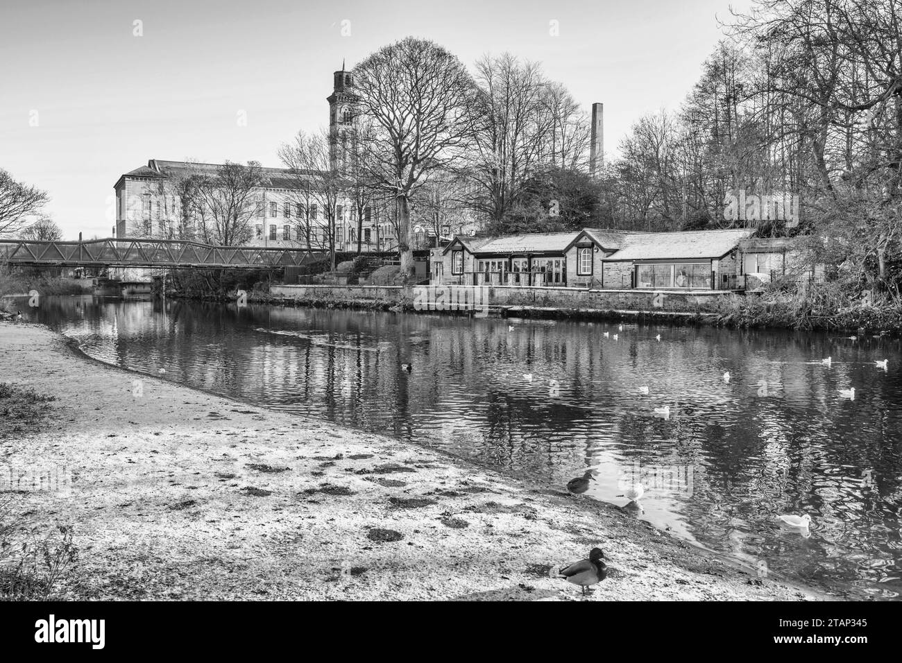 Das Boathouse steht am Ufer des Flusses Aire mit Blick auf den Roberts Park. Es wurde umfassend umgebaut und in ein Restaurant und Pub umgewandelt Stockfoto