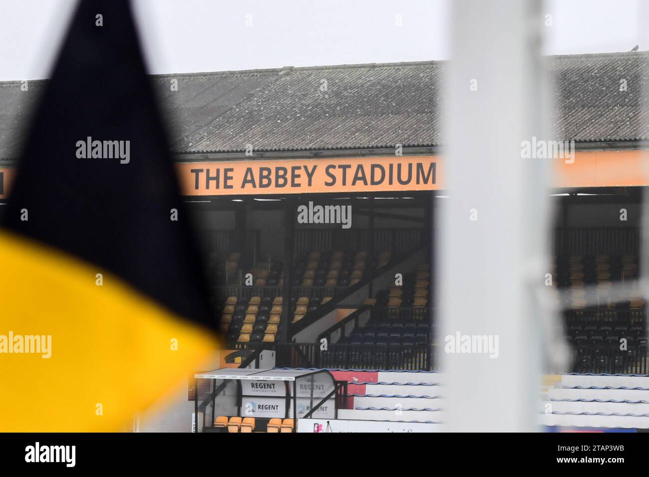 Allgemeiner Blick in das Stadion während des FA Cup 2. Runde Spiel zwischen Cambridge United und Fleetwood Town im R Costs Abbey Stadium, Cambridge am Samstag, den 2. Dezember 2023. (Foto: Kevin Hodgson | MI News) Credit: MI News & Sport /Alamy Live News Stockfoto