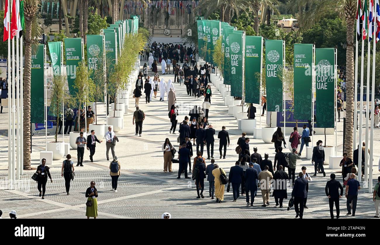 Dubai. Dezember 2023. Dieses am 2. Dezember 2023 aufgenommene Foto zeigt einen Blick auf die Expo City, den Veranstaltungsort der COP28, in Dubai, den Vereinigten Arabischen Emiraten. Die COP28, die sich auf die 28. Tagung der Konferenz der Vertragsparteien des Rahmenübereinkommens der Vereinten Nationen über Klimaänderungen bezieht, findet von November 30 bis 12. Dezember in der Expo-Stadt Dubai statt. Quelle: Wang Dongzhen/Xinhua/Alamy Live News Stockfoto