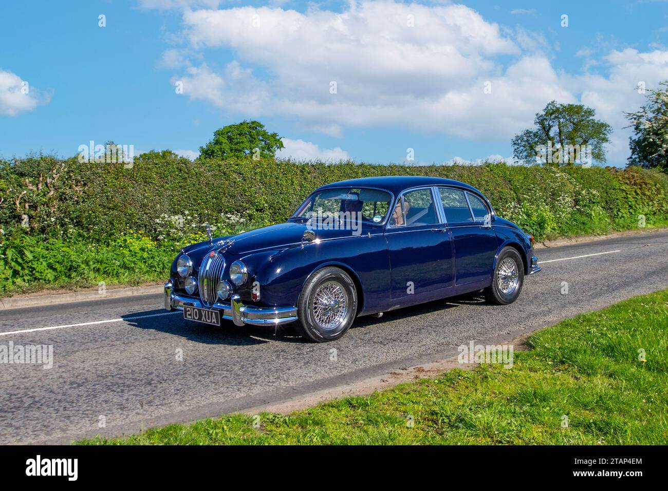 1963 60er Jahre Blaue Jaguar 3442 ccm Benzinlimousine; Vintage, restaurierte klassische Motoren, Automobilsammler, Motorenfreunde, historische Veteranen, die in Cheshire, Großbritannien reisen Stockfoto