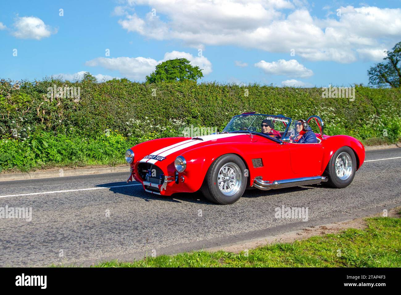 2015 Red V8 AC Dax Cobra, Hinterradantrieb, 3500 ccm V8. Tojerio, weiträumige weiße Motorhaubenstreifen mit 427 Cabrios; Vintage, restaurierte klassische Motoren, Automobilsammler, Motorenfreunde, historische Veteranenautos, die in Cheshire, Großbritannien, reisen Stockfoto