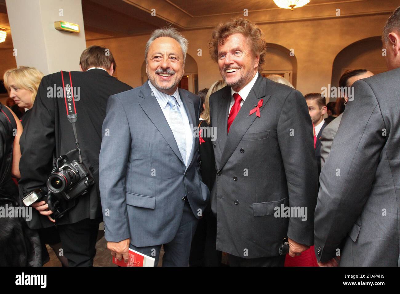 29.10.2011, Deutschland, Sachsen, Dresden, Schauspielhaus Dresden, 6. HOPE-Gala Dresden 2011, auf dem Foto rechts der Regisseur Dieter Wedel, links der Schauspieler und Kabarettist Wolfgang Stumph *** 29 10 2011, Germany, Sachsen, Dresden, Schauspielhaus Dresden, 6 HOPE Gala Dresden 2011, auf dem Foto rechts Regisseur Dieter Wedel, links Schauspieler und Kabarettist Wolfgang Stumph Credit: Imago/Alamy Live News Stockfoto