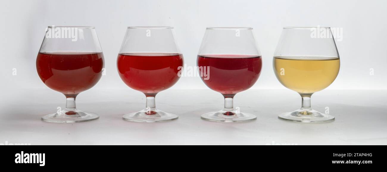 Verschiedene Weinsorten in Gläsern auf weißem Hintergrund Stockfoto