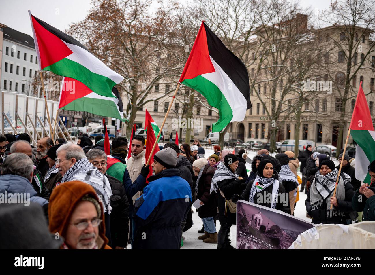 Berlin, Deutschland. Dezember 2023. Die Menschen nehmen an einer pro-palästinensischen Demonstration in Kreuzberg unter dem Motto "Solidarität mit Palästina" über den Nahostkonflikt Teil. Seit dem blutigen Angriff der Terrororganisation Hamas auf Israel am 7. Oktober und der israelischen Gegenoffensive gab es wiederholt Solidaritätsbekundungen mit der einen oder anderen Seite des Berliner Konflikts. Einige propalästinensische Demonstrationen haben zu Konflikten geführt und Slogans verboten. Quelle: Fabian Sommer/dpa/Alamy Live News Stockfoto