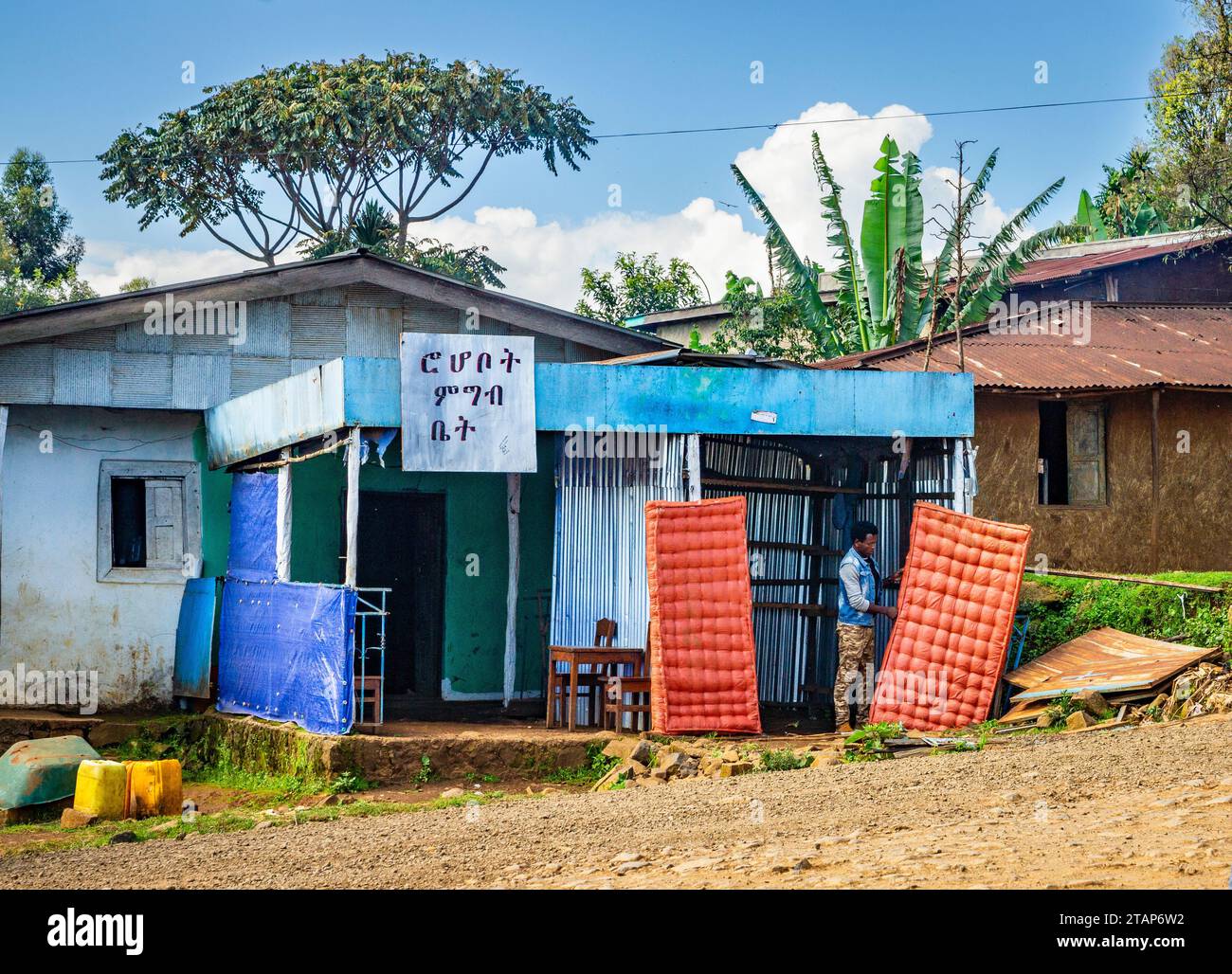 Ein Geschäft mit Betten und Matratzen in einem abgelegenen Dorf im Süden Äthiopiens Stockfoto