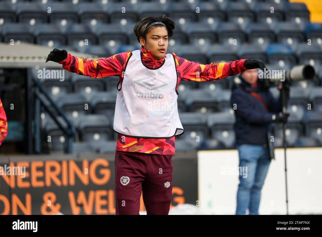 Rugby Park. Kilmarnock, Großbritannien. Dezember 2023. Während des Cinch Scottish Premiership Matches zwischen Kilmarnock und Hearts Hearts' Yutaro Oda limbers Up (Foto: Alamy Live News/David Mollison) Credit: David Mollison/Alamy Live News Stockfoto