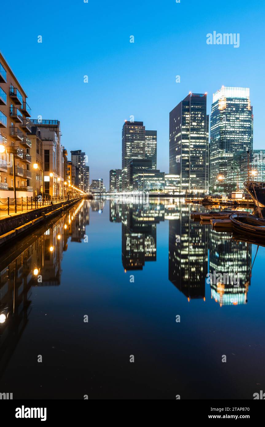 Moderne Apartments und Bürogebäude in einem Finanzviertel von London, Canary Wharf Stockfoto