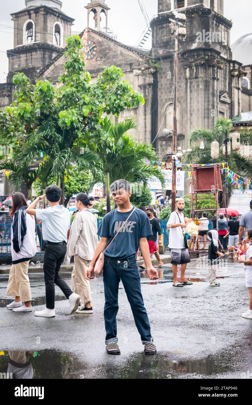 Ein junger philippinischer Junge stellt ein Kind der Kirche Santo Nino de Tondo in Tondo, Manila, auf den Philippinen. Stockfoto