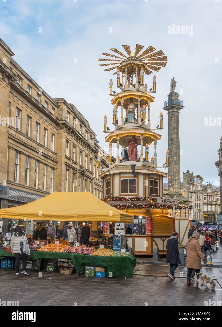 The Grill Tower mit Krippen, Newcastle Christmas Market, Newcastle upon Tyne, England, Großbritannien Stockfoto