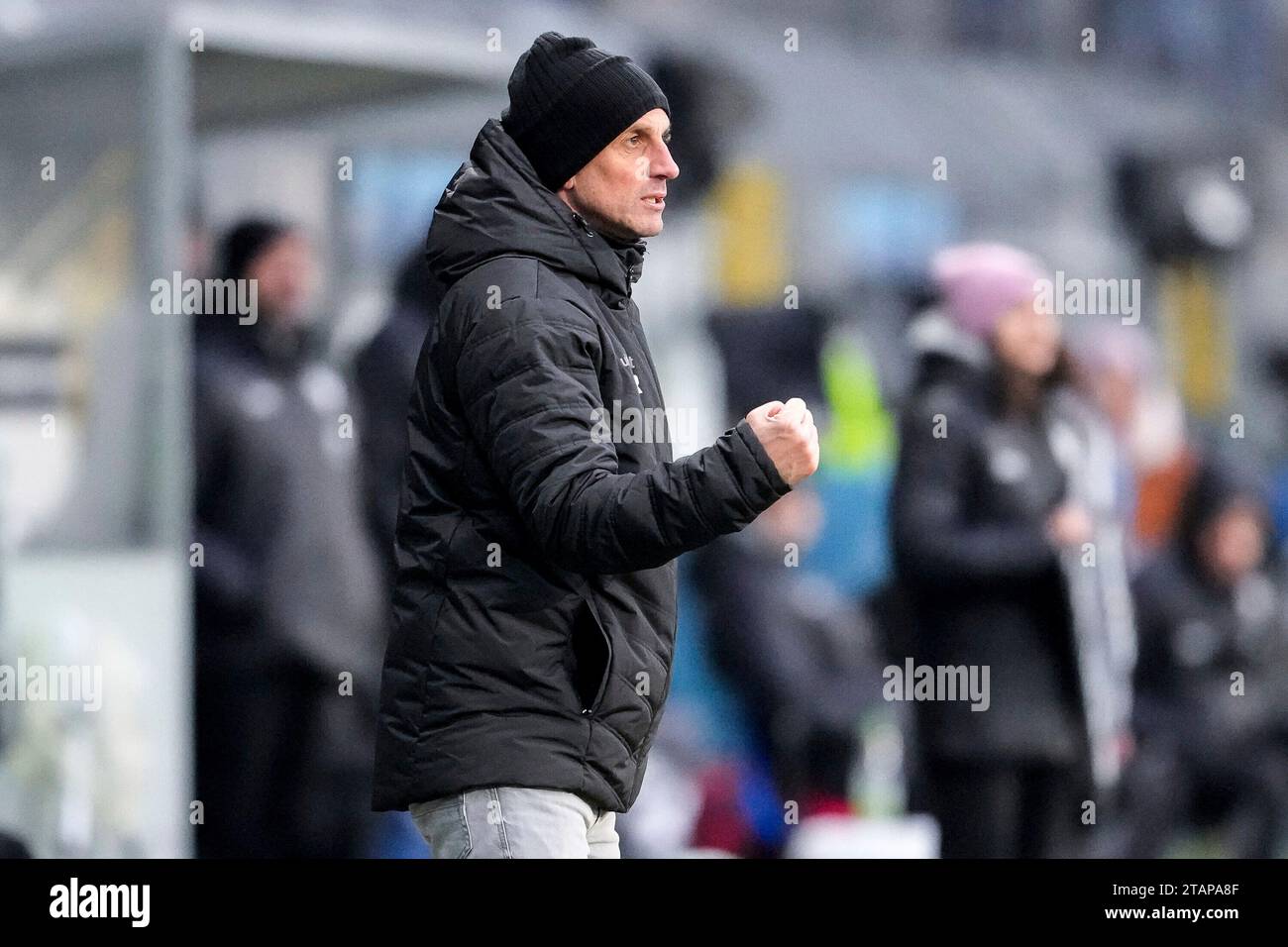 Mannheim, Deutschland. Dezember 2023. Rüdiger Rehm (Trainer, Cheftrainer, SVWM) ballt die Faust, Einzelbild, Einzelfoto, Aktion, Aktion, Jubel, jubeln, jubeln, jubeln, feiern, Freude, zuversichtlich, optimistisch, Spielszene, Action, Aktion, 02.12.2023, Mannheim (Deutschland), Fussball, 3. LIGA, SV WALDHOF MANNHEIM - FC INGOLSTADT 04, DFB/DFL-VORSCHRIFTEN VERBIETEN DIE VERWENDUNG VON FOTOGRAFIEN ALS BILDSEQUENZEN UND/ODER QUASI-VIDEO. Quelle: dpa/Alamy Live News Stockfoto