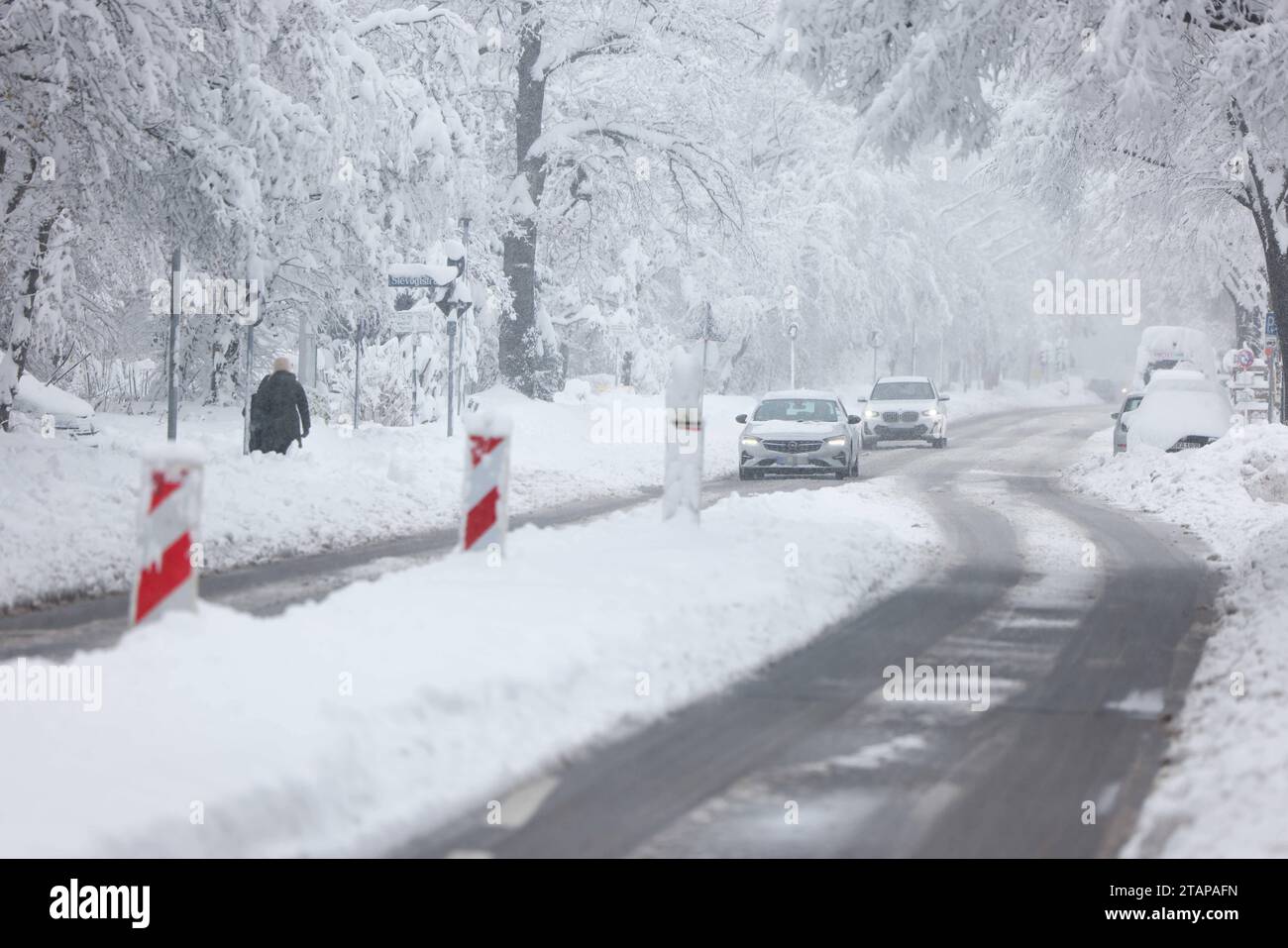 Extrem Schneefall in München am 02.12.2023 in München Fast 50 cm Neuschnee in Bayern/München legt den Bahnverkehr still und mehr als 200 Feuerwehreinsätze wurden in München verzeichnet, weshalb das Spiel des FC Bayern München gegen Union Berlin abgesagt war. *** Extremer Schneefall in München am 02 12 2023 in München fast 50 cm Neuschnee in Bayern München stellten den Bahnverkehr ein und mehr als 200 Feuerwehroperationen wurden in München verzeichnet, weshalb das Spiel des FC Bayern München gegen die Union Berlin abgesagt wurde xMSx Stockfoto