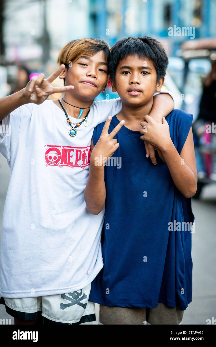 Zwei kleine Jungs posieren in Manila auf den Philippinen. Stockfoto