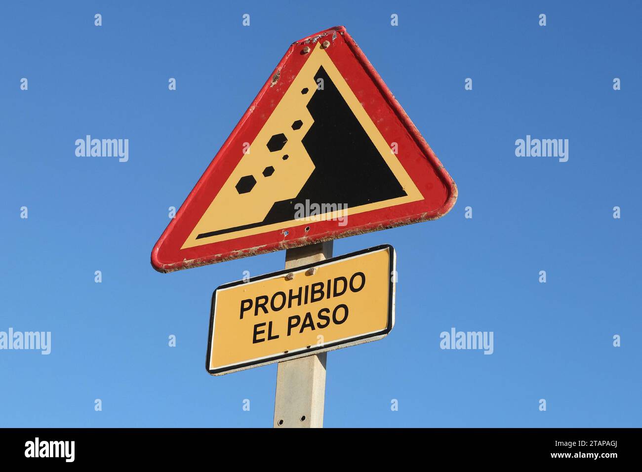 Schild mit Warnung vor herabfallenden Felsen von Klippen in Fuengirola, Andalusien, Spanien Stockfoto