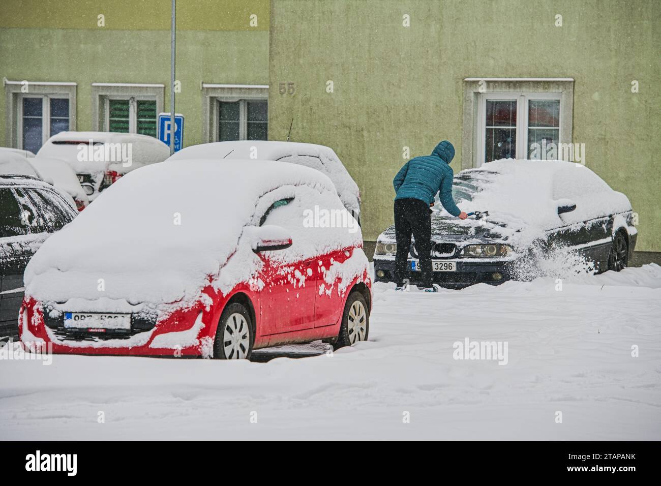 Zbysov, Tschechische Republik. Dezember 2023. Ein Mann entfernt Schnee von einem Auto in Zbysov, Brünn, Tschechische Republik, 2. Dezember 2023. Quelle: Patrik Uhlir/CTK Photo/Alamy Live News Stockfoto