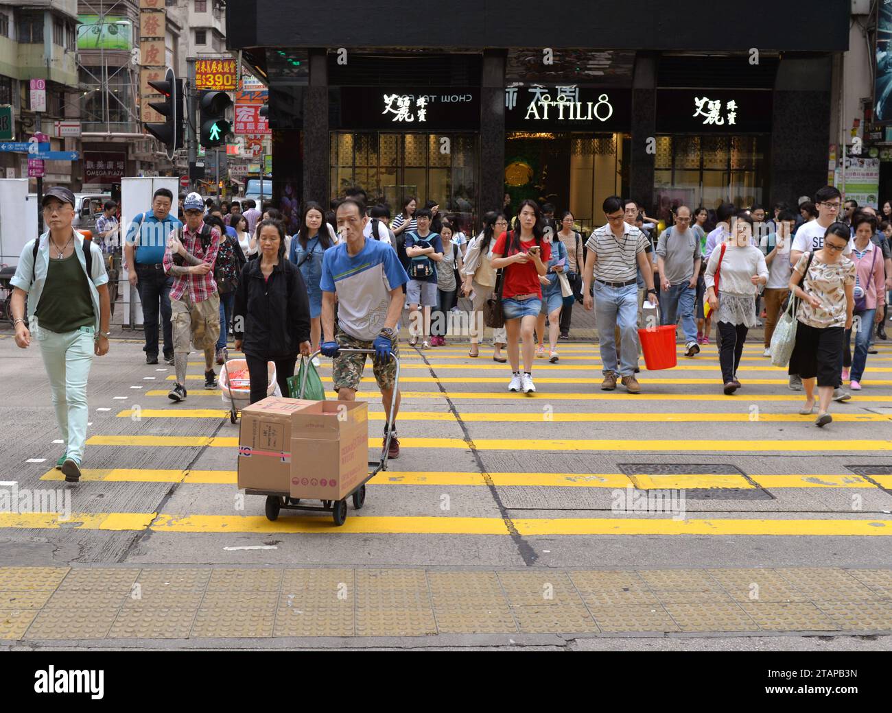 Hongkong - 23. April 2016: Menschenmenge auf der Straße in Hongkong. Stockfoto
