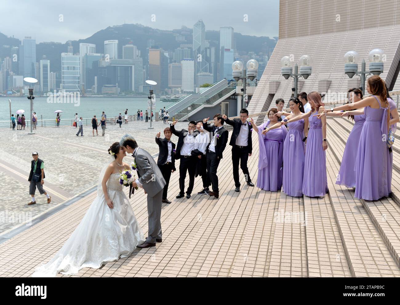 HONGKONG - 25. April 2016: Hochzeitspaar mit Brautjungfer und Freundschaft auf der berühmten Gasse in Kowloon, Hongkong. Stockfoto