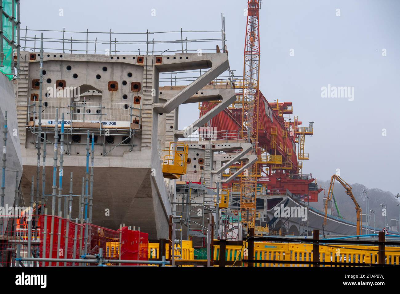Harefield, Großbritannien. Dezember 2023. In Harefield, London Borough of Hillingdon, werden die Bauarbeiten am HS2 High Speed Rail Phase 1 Colne Valley Viaduct fortgesetzt, der neue Hochgeschwindigkeitszüge von London nach Birmingham bringen wird. Das umstrittene Hochgeschwindigkeitsbahnprojekt ist nach wie vor sehr über dem Budget. Die nördliche Phase 2 von HS2 wurde von Rishi Sunak abgesagt, aber es gibt jetzt Bedenken von Bewohnern nördlich von Birmingham, dass, wenn Labour im nächsten Jahr gewählt wird, Keir Starmer von Bürgermeister Andy Burnham angeregt wurde, Phase 2 wiederbeleben könnte. Es wurde berichtet, dass einige Leute auf der Axt sind Stockfoto