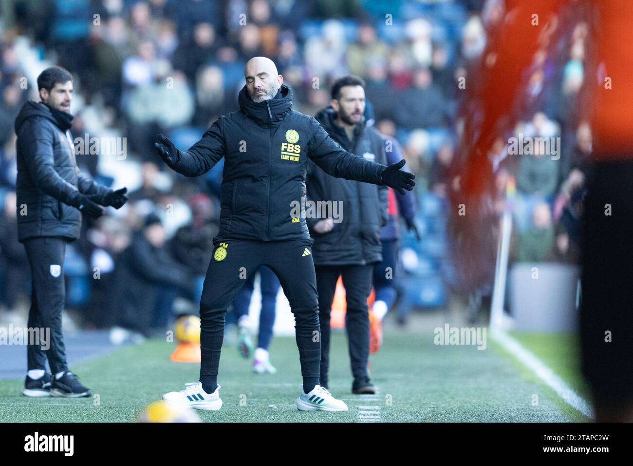 Enzo Maresca, Manager von Leicester Gesten auf der Touchline während des Sky Bet Championship-Spiels zwischen West Bromwich Albion und Leicester City in den Hawthorns, West Bromwich am Samstag, den 2. Dezember 2023. (Foto: Gustavo Pantano | MI News) Credit: MI News & Sport /Alamy Live News Stockfoto