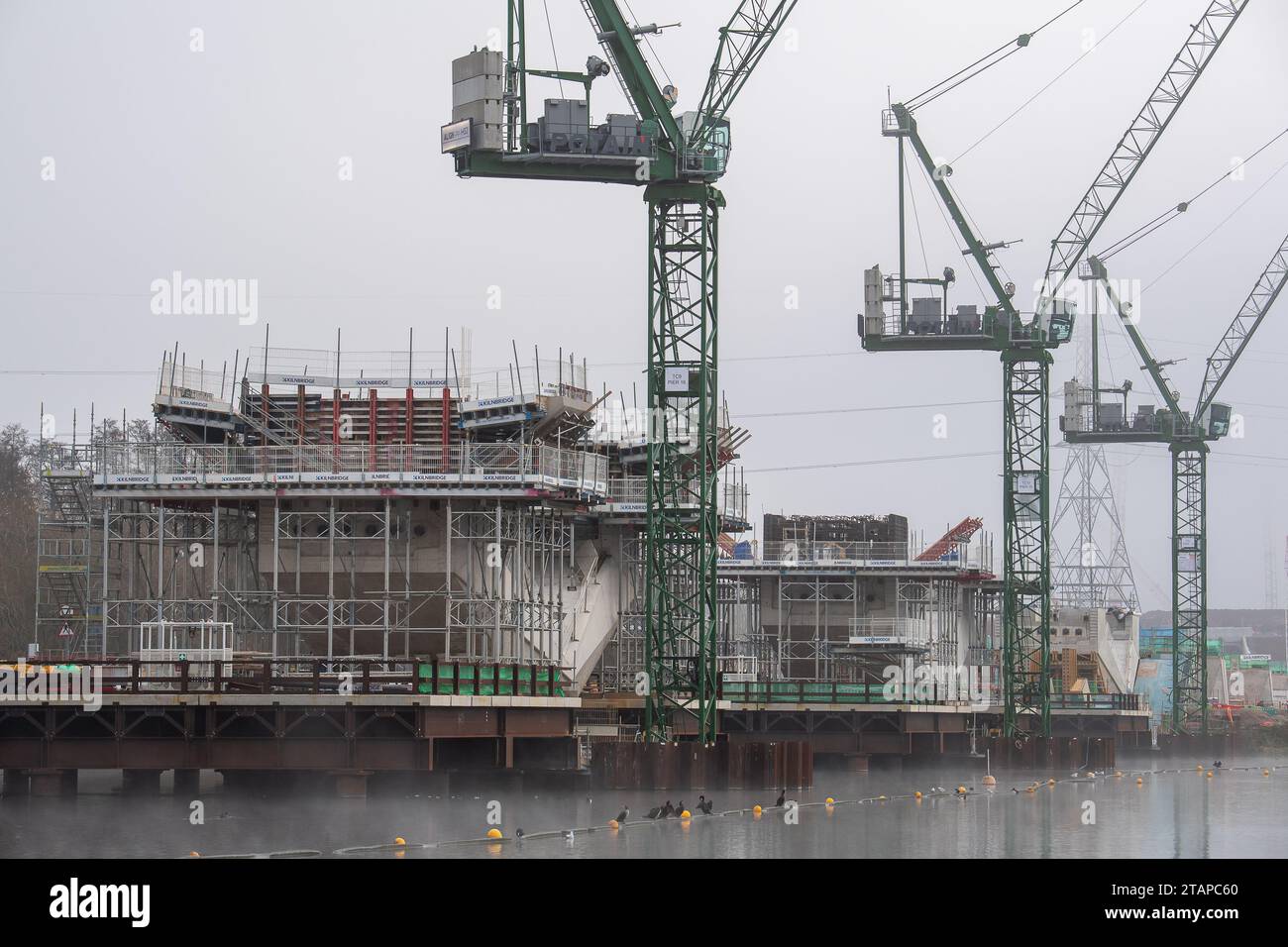 Harefield, Großbritannien. Dezember 2023. In Harefield, London Borough of Hillingdon, werden die Bauarbeiten am HS2 High Speed Rail Phase 1 Colne Valley Viaduct fortgesetzt, der neue Hochgeschwindigkeitszüge von London nach Birmingham bringen wird. Das umstrittene Hochgeschwindigkeitsbahnprojekt ist nach wie vor sehr über dem Budget. Die nördliche Phase 2 von HS2 wurde von Rishi Sunak abgesagt, aber es gibt jetzt Bedenken von Bewohnern nördlich von Birmingham, dass, wenn Labour im nächsten Jahr gewählt wird, Keir Starmer von Bürgermeister Andy Burnham angeregt wurde, Phase 2 wiederbeleben könnte. Es wurde berichtet, dass einige Leute auf der Axt sind Stockfoto