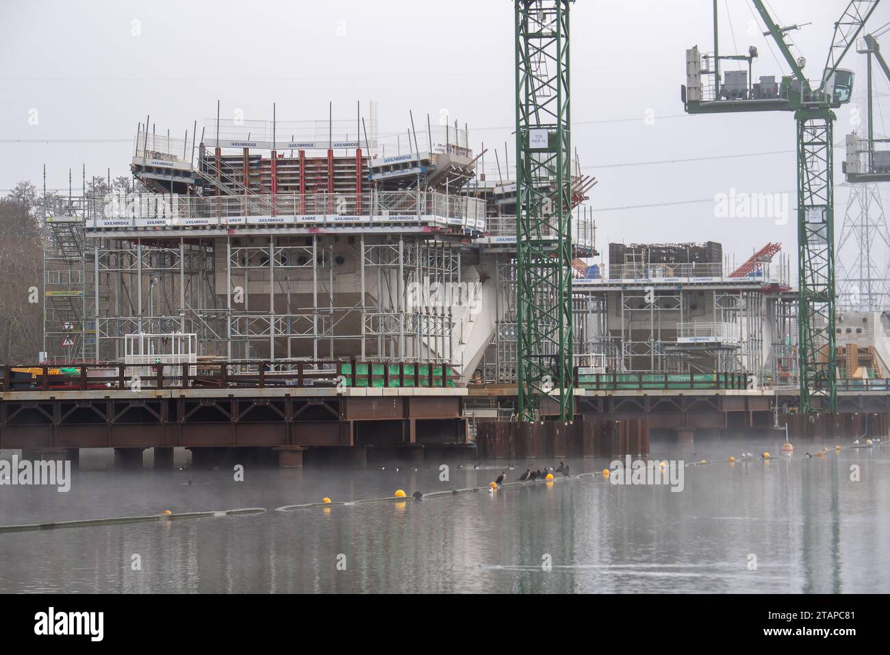 Harefield, Großbritannien. Dezember 2023. In Harefield, London Borough of Hillingdon, werden die Bauarbeiten am HS2 High Speed Rail Phase 1 Colne Valley Viaduct fortgesetzt, der neue Hochgeschwindigkeitszüge von London nach Birmingham bringen wird. Das umstrittene Hochgeschwindigkeitsbahnprojekt ist nach wie vor sehr über dem Budget. Die nördliche Phase 2 von HS2 wurde von Rishi Sunak abgesagt, aber es gibt jetzt Bedenken von Bewohnern nördlich von Birmingham, dass, wenn Labour im nächsten Jahr gewählt wird, Keir Starmer von Bürgermeister Andy Burnham angeregt wurde, Phase 2 wiederbeleben könnte. Es wurde berichtet, dass einige Leute auf der Axt sind Stockfoto