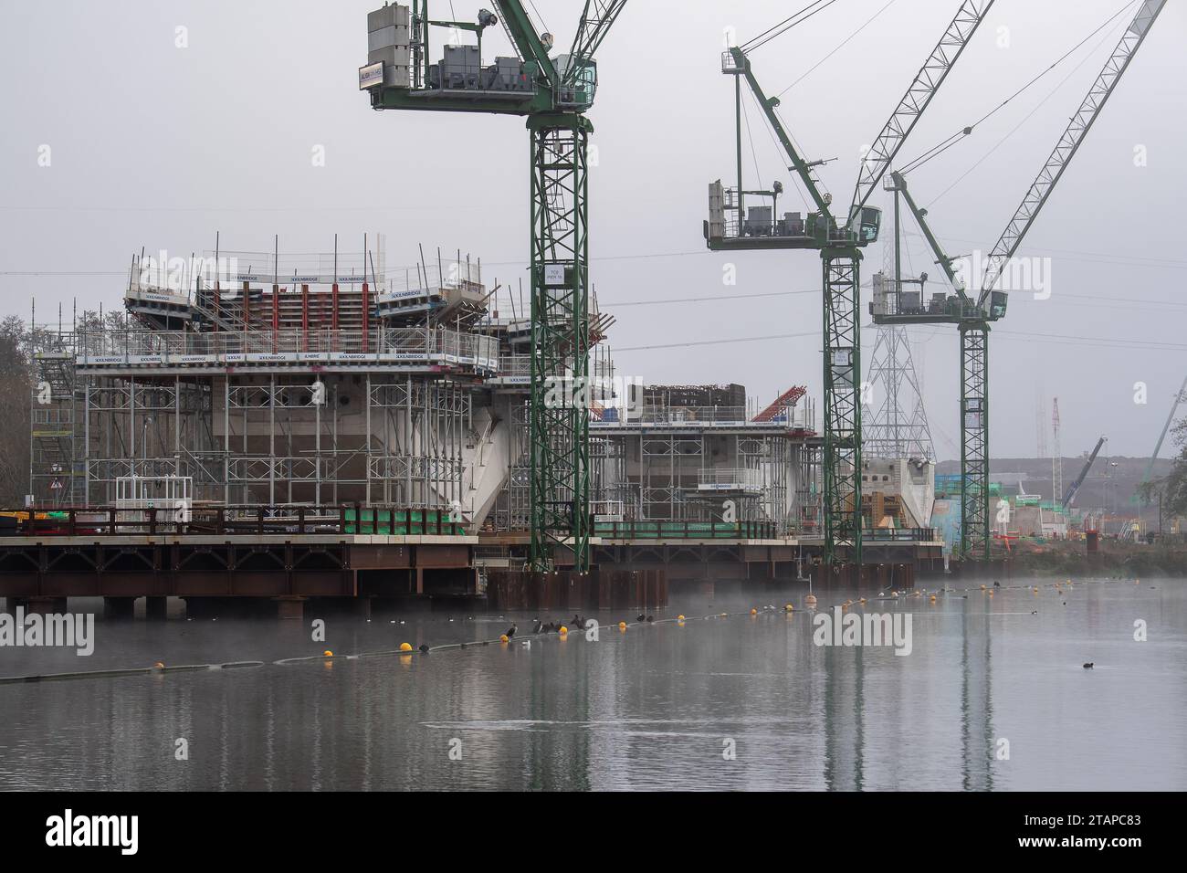 Harefield, Großbritannien. Dezember 2023. In Harefield, London Borough of Hillingdon, werden die Bauarbeiten am HS2 High Speed Rail Phase 1 Colne Valley Viaduct fortgesetzt, der neue Hochgeschwindigkeitszüge von London nach Birmingham bringen wird. Das umstrittene Hochgeschwindigkeitsbahnprojekt ist nach wie vor sehr über dem Budget. Die nördliche Phase 2 von HS2 wurde von Rishi Sunak abgesagt, aber es gibt jetzt Bedenken von Bewohnern nördlich von Birmingham, dass, wenn Labour im nächsten Jahr gewählt wird, Keir Starmer von Bürgermeister Andy Burnham angeregt wurde, Phase 2 wiederbeleben könnte. Es wurde berichtet, dass einige Leute auf der Axt sind Stockfoto