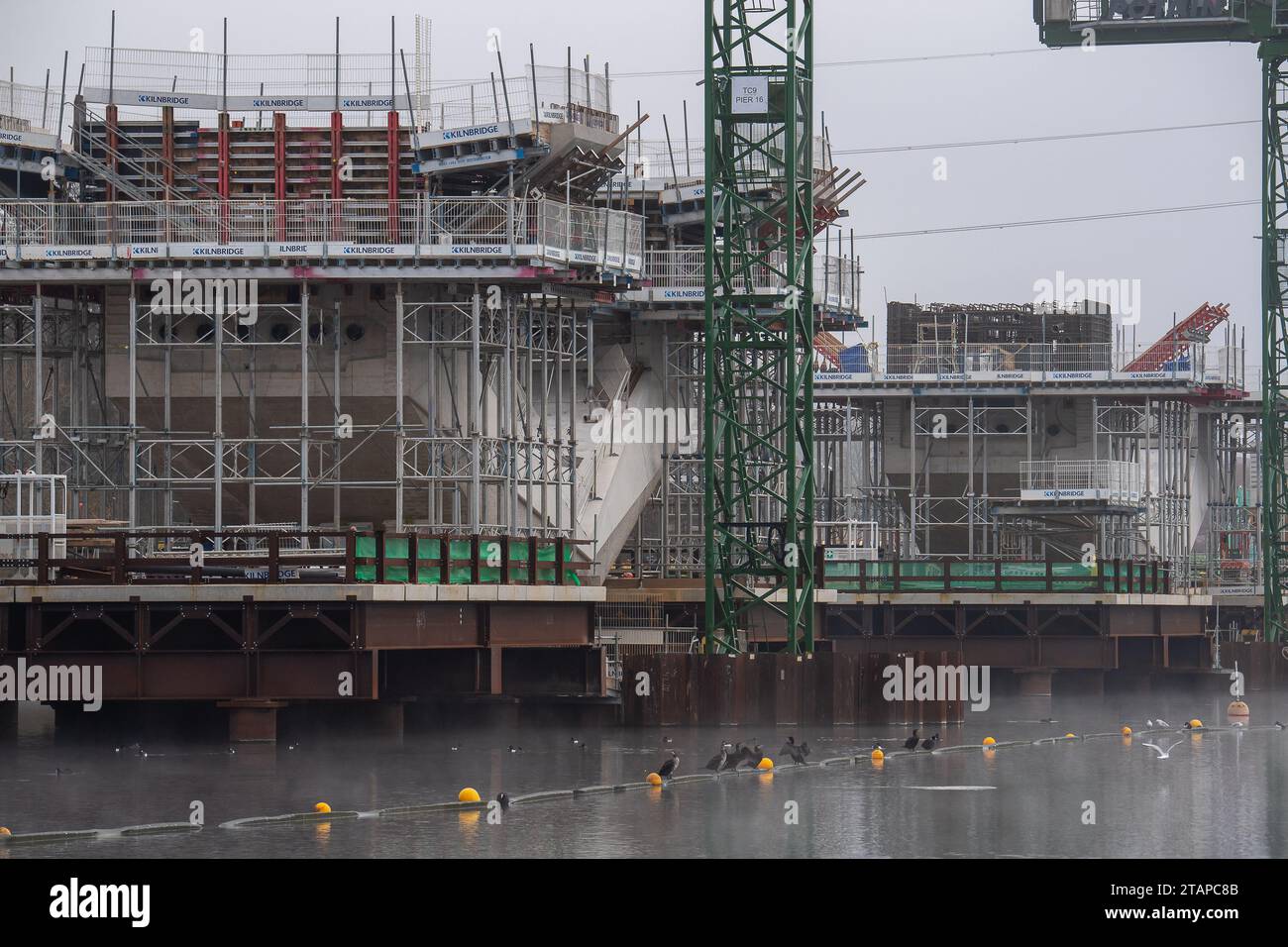 Harefield, Großbritannien. Dezember 2023. In Harefield, London Borough of Hillingdon, werden die Bauarbeiten am HS2 High Speed Rail Phase 1 Colne Valley Viaduct fortgesetzt, der neue Hochgeschwindigkeitszüge von London nach Birmingham bringen wird. Das umstrittene Hochgeschwindigkeitsbahnprojekt ist nach wie vor sehr über dem Budget. Die nördliche Phase 2 von HS2 wurde von Rishi Sunak abgesagt, aber es gibt jetzt Bedenken von Bewohnern nördlich von Birmingham, dass, wenn Labour im nächsten Jahr gewählt wird, Keir Starmer von Bürgermeister Andy Burnham angeregt wurde, Phase 2 wiederbeleben könnte. Es wurde berichtet, dass einige Leute auf der Axt sind Stockfoto