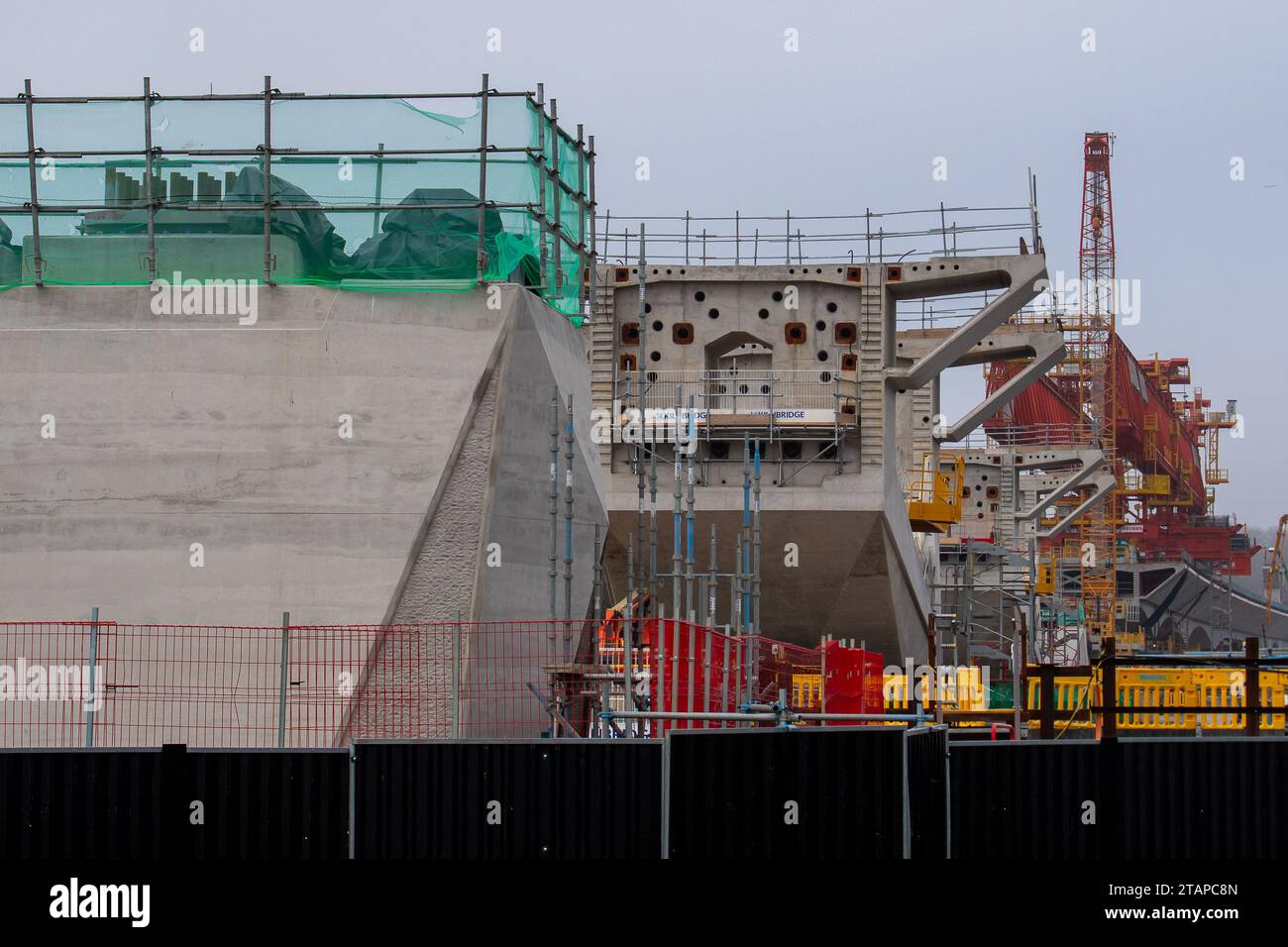 Harefield, Großbritannien. Dezember 2023. In Harefield, London Borough of Hillingdon, werden die Bauarbeiten am HS2 High Speed Rail Phase 1 Colne Valley Viaduct fortgesetzt, der neue Hochgeschwindigkeitszüge von London nach Birmingham bringen wird. Das umstrittene Hochgeschwindigkeitsbahnprojekt ist nach wie vor sehr über dem Budget. Die nördliche Phase 2 von HS2 wurde von Rishi Sunak abgesagt, aber es gibt jetzt Bedenken von Bewohnern nördlich von Birmingham, dass, wenn Labour im nächsten Jahr gewählt wird, Keir Starmer von Bürgermeister Andy Burnham angeregt wurde, Phase 2 wiederbeleben könnte. Es wurde berichtet, dass einige Leute auf der Axt sind Stockfoto