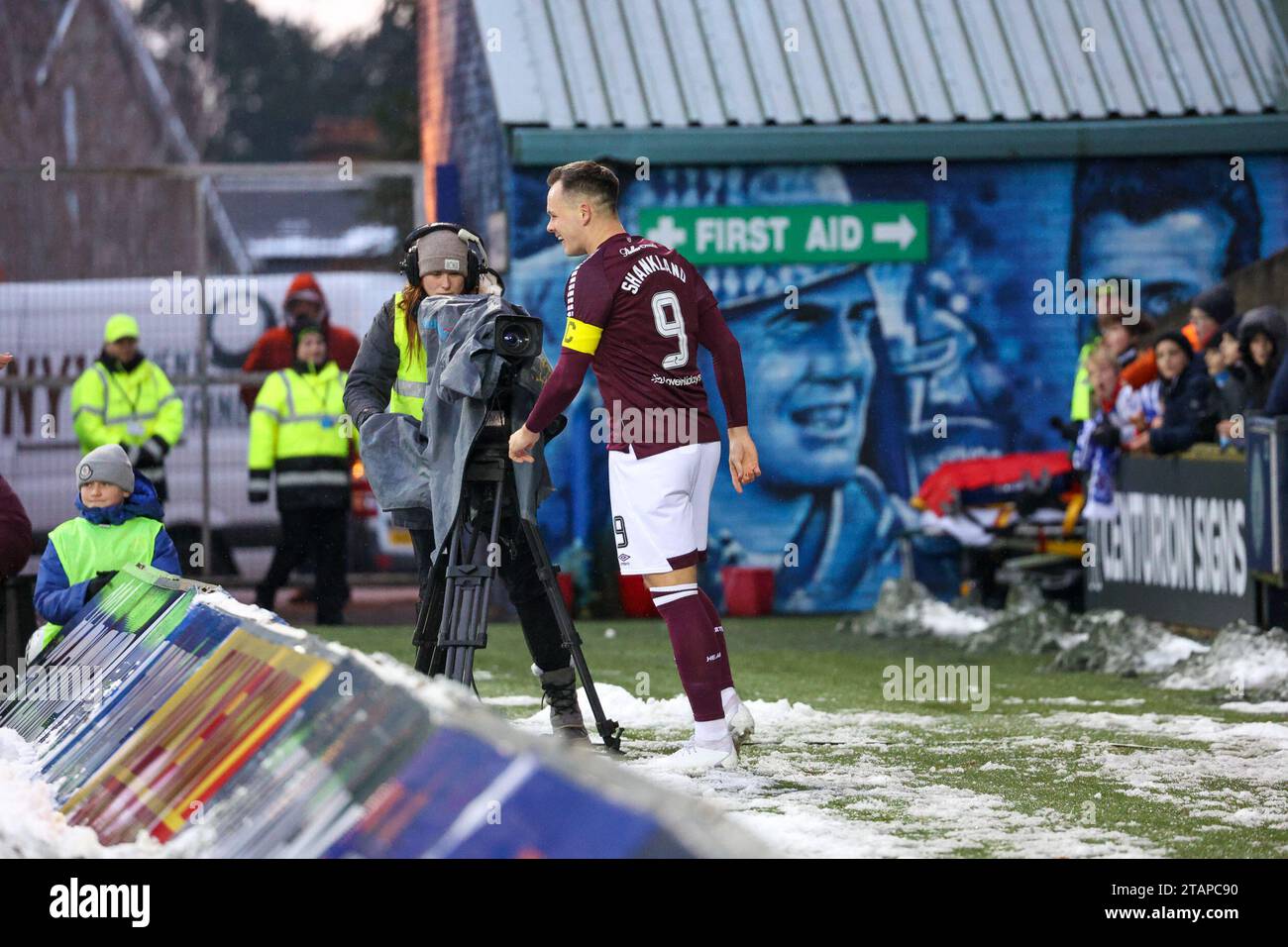Rugby Park. Kilmarnock, Großbritannien. Dezember 2023. Während des Cinch Scottish Premiership Matches zwischen Kilmarnock und Hearts Hearts feiert Lawrence Shankland sein Eröffnungstreffer (Foto: Alamy Live News/David Mollison) Credit: David Mollison/Alamy Live News Stockfoto