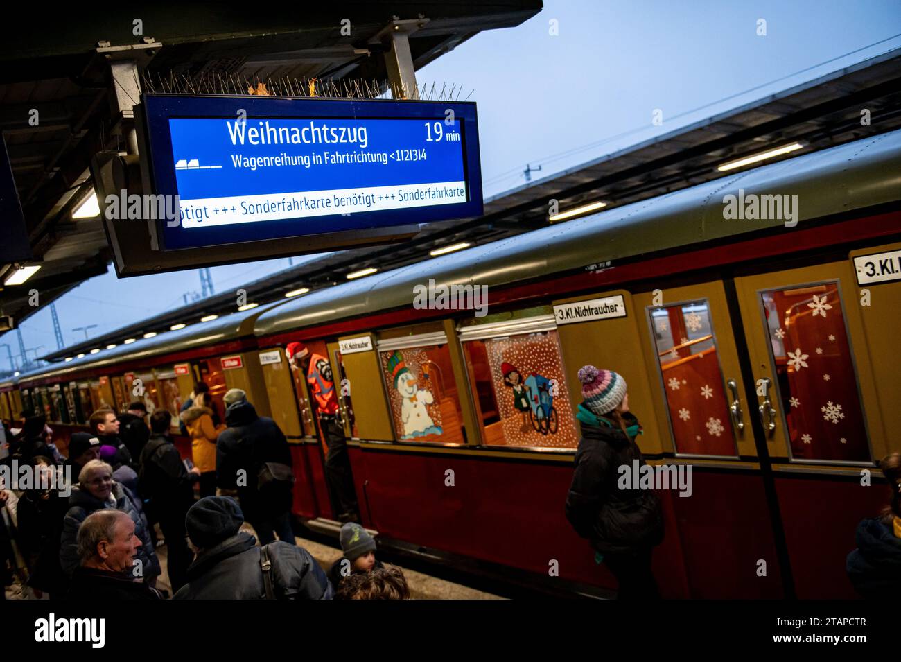 Berlin, Deutschland. Dezember 2023. Der Weihnachtszug des Vereins historische S-Bahn parkt am S-Bahnhof Grünau. Der Weihnachtszug fährt nach mehrjähriger Pause wieder durch Berlin. Quelle: Fabian Sommer/dpa/Alamy Live News Stockfoto