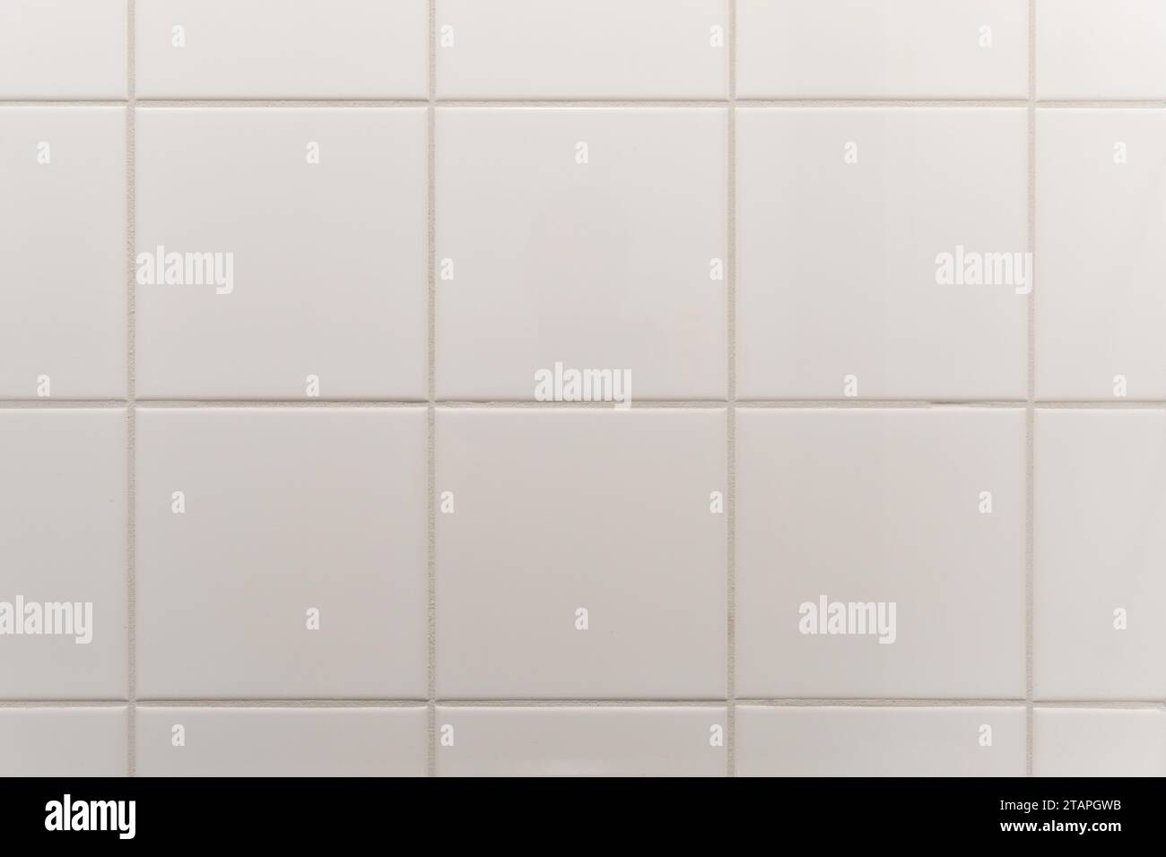 Weiße geflieste Wand im Badezimmer Stockfoto