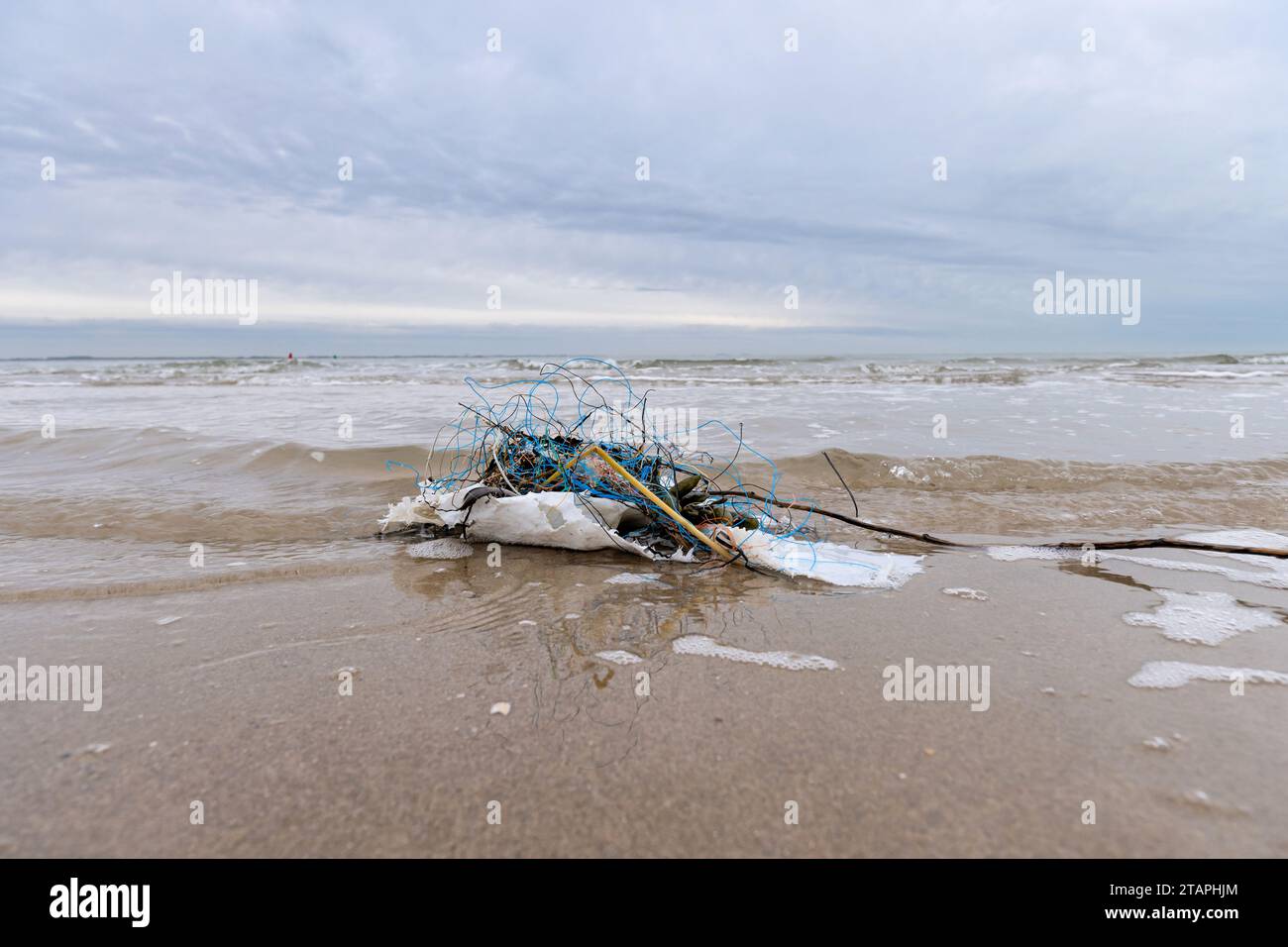 Plastikabfälle am Sandstrand Stockfoto