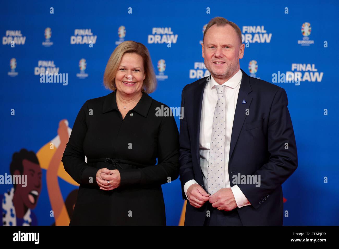 Hamburg, Deutschland. Dezember 2023. Fußball: Europameisterschaft, Auslosung in Hamburg, Elbphilharmonie. Bundesinnenministerin Nancy Faeser (SPD) und Hamburgs Senator für Inneres und Sport Andy Grote nehmen an der Veranstaltung Teil. Quelle: Christian Charisius/dpa/Alamy Live News Stockfoto