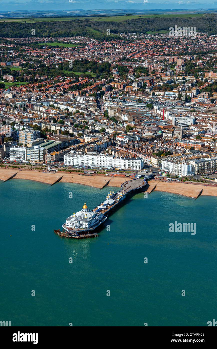 Ein Portait, Luftaufnahme der englischen Südküstenstadt Eastbourne an einem wolkenlosen Tag mit Blick auf den Pier. Stockfoto