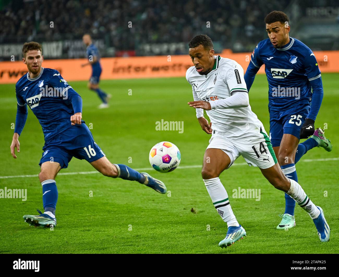 Alassane Plea (Borussia Mönchengladbach, #14) sprintet mit dem Ball aus ...