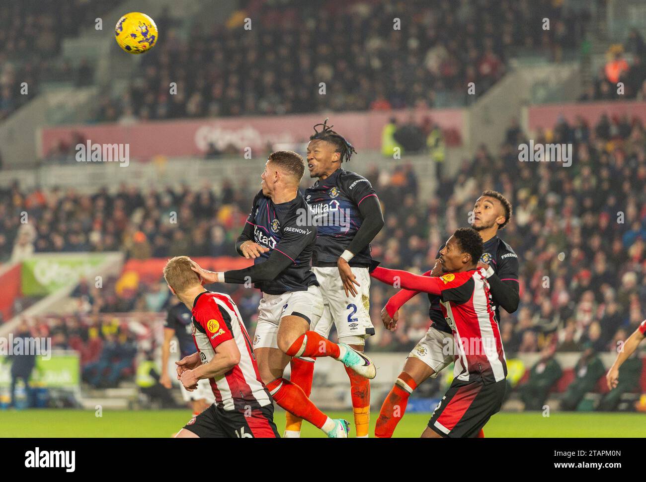 Gabriel Osho aus Luton Town und Ross Barkley aus Luton Town erheben sich am 2. Dezember 2023 im Gtech Community Stadium in London, England, um die Gefahr während des Premier League-Spiels zwischen Brentford und Luton Town zu beseitigen. Foto: Grant Winter. Nur redaktionelle Verwendung, Lizenz für kommerzielle Nutzung erforderlich. Keine Verwendung bei Wetten, Spielen oder Publikationen eines einzelnen Clubs/einer Liga/eines Spielers. Quelle: UK Sports Pics Ltd/Alamy Live News Stockfoto